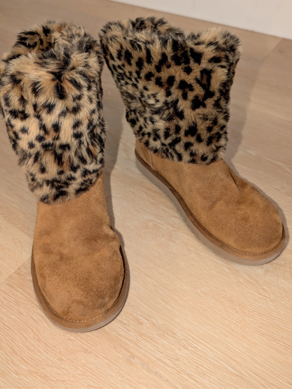 Koolaburra by UGG Dezi Short Leopard Faux Fur Chestnut Suede Boots Woman's S 8